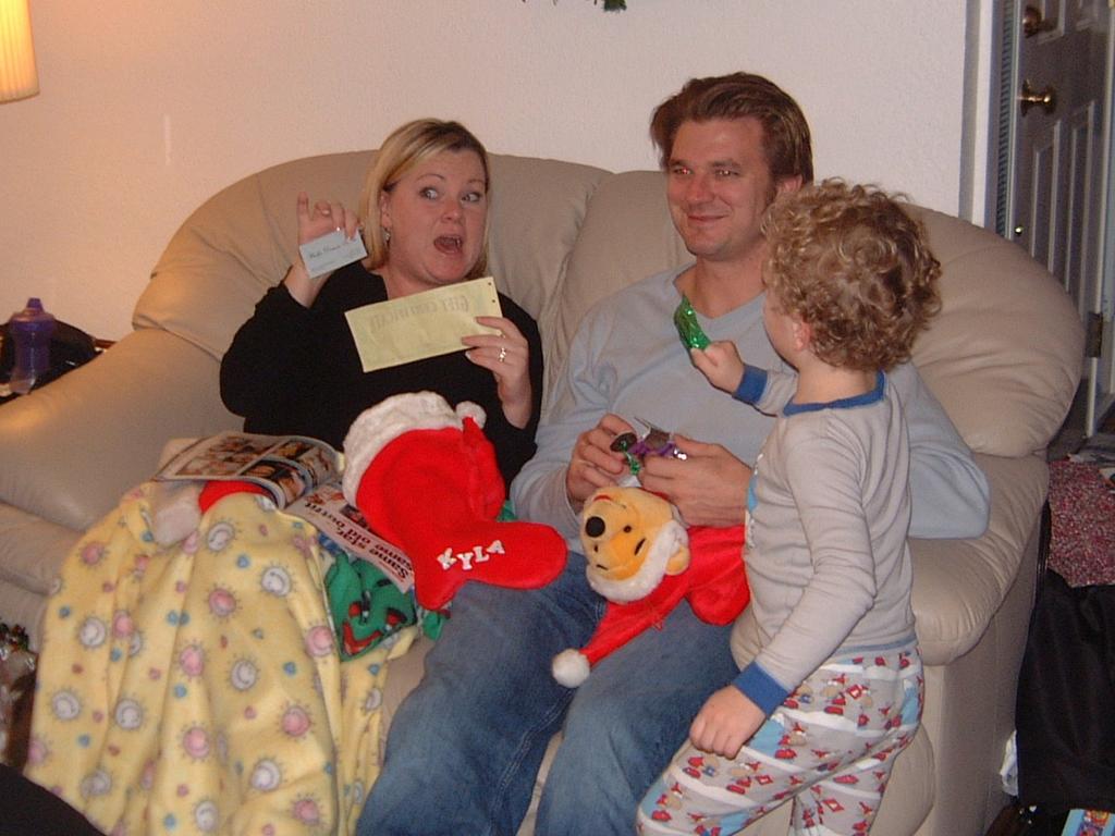 2003/12(Dec)/02-Christmas Eve/1024x768_2003-12-24-62-Gifts.JPG